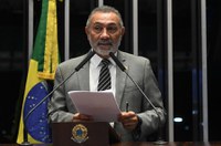 Telmário pede que Bolsonaro se afaste de Olavo de Carvalho