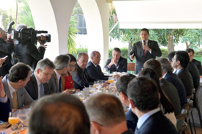 Davi Alcolumbre coordena a reunião com Jair Bolsonaro, governadores e parlamentares