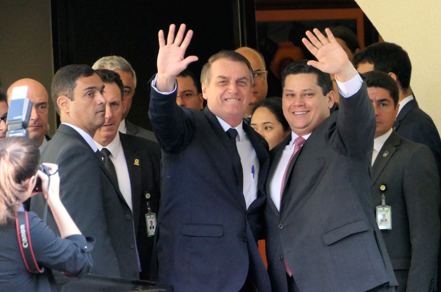 O presidente Jair Bolsonaro e o presidente do Senado, Davi Alcolumbre, entre governadores e parlamentares