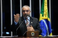 Programa Jovem Senador contribui para a inserção dos jovens na política, diz Paim