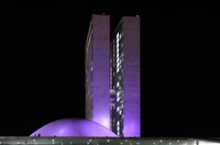 Cúpula do Senado é iluminada de roxo para lembrar doenças raras