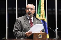 Paulo Paim relembra abolição e cita desumanidade do período