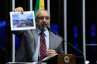 Paim exalta juventude por manifestações a favor da educação