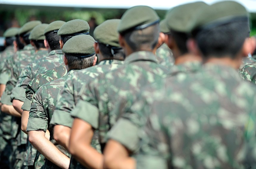 Tropas perfiladas em batalhão de Manaus: paralelamente à reforma da Previdência, governo propôs mudanças nas regras para a reforma de militares e reestruturação da carreira
