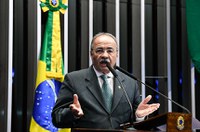 Chico Rodrigues destaca lei que afasta de casa imediatamente o agressor de mulher