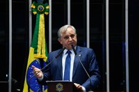 Izalci Lucas enumera notícias positivas para o Brasil