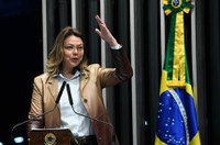 Leila Barros comemora sanção da lei que facilita medidas de proteção às mulheres