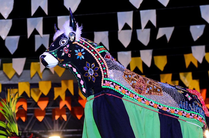 A dança folclórica possui ligações com tradições indígenas, africanas e europeias, e também com elementos de celebrações religiosas católicas