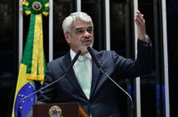 Para Humberto, governadores e população rejeitam decreto que facilita acesso à armas