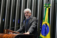 Humberto Costa defende revogação de decreto de armas