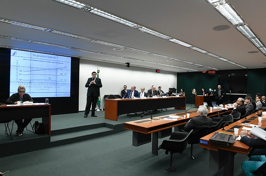 Comissão Mista de Planos, Orçamentos Públicos e Fiscalização (CMO) realiza audiência pública interativa para tratar sobre as fontes orçamentárias para crédito suplementar de R$ 248,9 bi para cumprimento da Regra de Ouro. Foram convidados, entre outros, os ministros da Cidadania e da Agricultura, e o presidente do Banco Central. Em pronunciamento, diretor-executivo da Instituição Fiscal Independente do Senado Federal, Felipe Scudeler Salto. Mesa: deputado Hildo Rocha (MDB-MA); presidente da CMO, senador Marcelo Castro (MDB-PI); ministro da Cidadania, Osmar Terra. Foto: Roque de Sá/Agência Senado