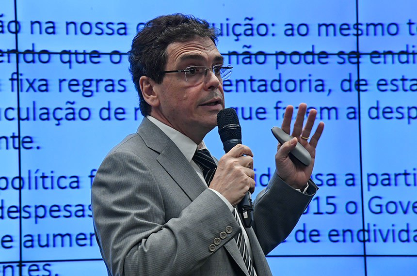 Comissão Mista de Planos, Orçamentos Públicos e Fiscalização (CMO) realiza audiência pública interativa para tratar sobre as fontes orçamentárias para crédito suplementar de R$ 248,9 bi para cumprimento da Regra de Ouro. Foram convidados, entre outros, os ministros da Cidadania e da Agricultura, e o presidente do Banco Central. Em pronunciamento, consultor legislativo do Senado Federal, Marcos José Mendes. Foto: Roque de Sá/Agência Senado