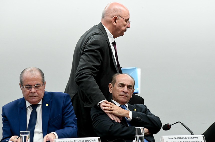 Comissão Mista de Planos, Orçamentos Públicos e Fiscalização (CMO) realiza audiência pública interativa para tratar sobre as fontes orçamentárias para crédito suplementar de R$ 248,9 bi para cumprimento da Regra de Ouro. Foram convidados, entre outros, os ministros da Cidadania e da Agricultura, e o presidente do Banco Central. Mesa: deputado Hildo Rocha (MDB-MA); presidente da CMO, senador Marcelo Castro (MDB-PI); ministro da Cidadania, Osmar Terra. Foto: Roque de Sá/Agência Senado