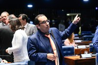 Senadores defendem deputada e protestam contra ministro da Educação