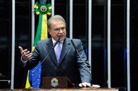 Alvaro Dias elogia participação popular na política