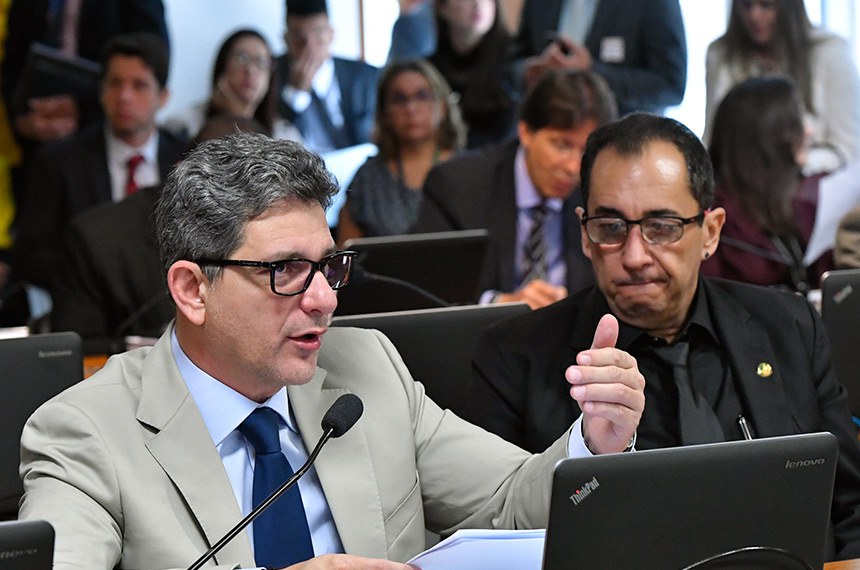 O relator, senador Rogério Carvalho (à esq.), recomendou a aprovação do projeto, deixando claro que a pensão por morte se encerra quando o filho que comprovar vínculo escolar completar 24 anos de idade