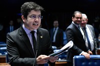 Oposição é contra MP que antecipa reforma previdenciária, diz Randolfe 