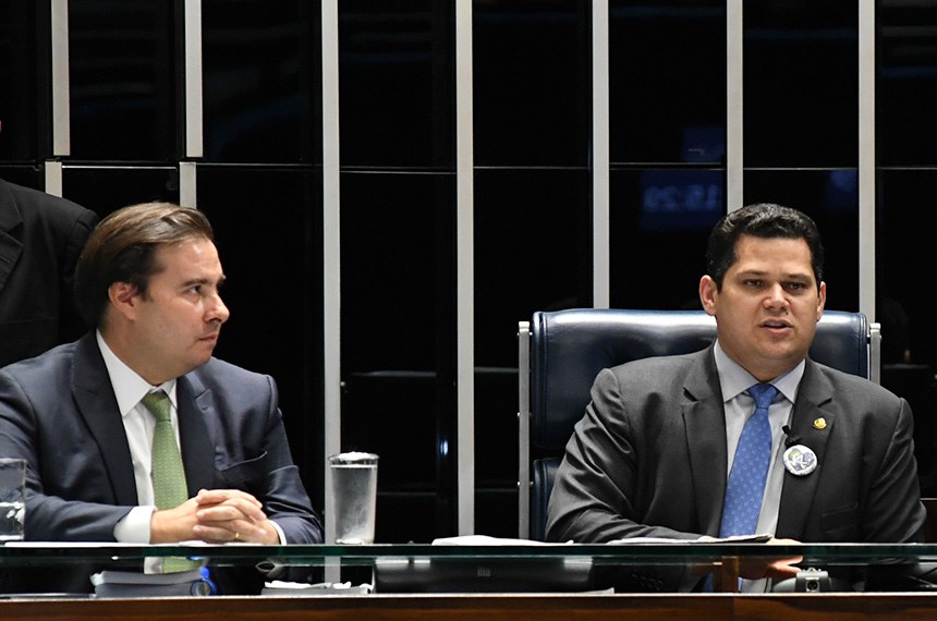 O presidente do Senado, Davi Alcolumbre (D), recebe no Plenário o presidente da Câmara, Rodrigo Maia, em 2 de abril: nesta semana, chefes das duas Casas firmaram acordo sobre tramitação das medidas provisórias