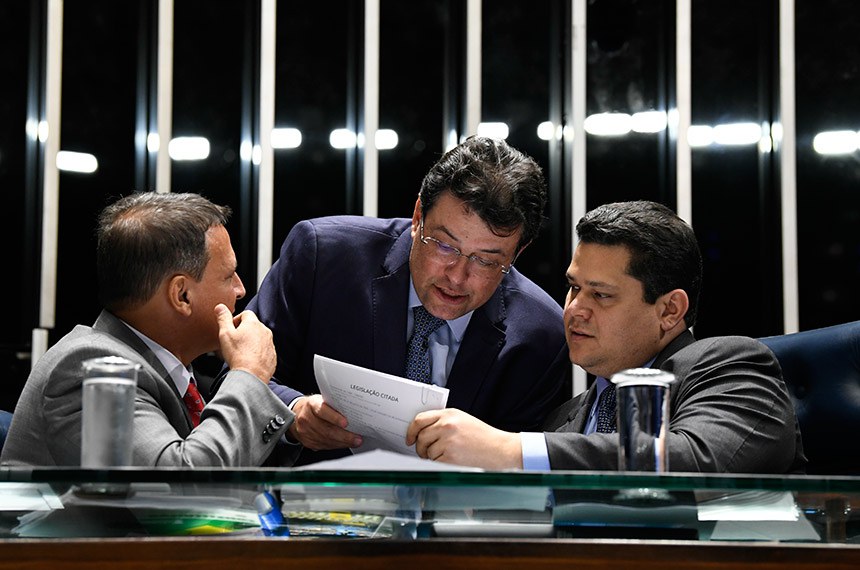 Para Eduardo Braga (ao centro), a MP é uma forma de reduzir os deficits público e da Previdência. À dir., o presidente do Senado, Davi Alcolumbre e, à esq., o senador Marcio Bittar