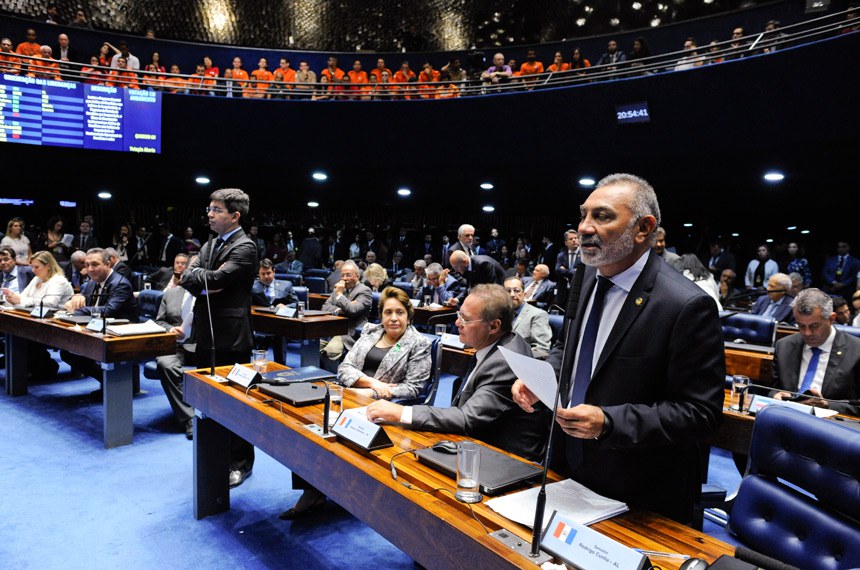 O relator da MP,  Telmário Mota (D) apresentou voto favorável à aprovação, mas criticou os ‘jabutis’ incluídos pela Câmara, ou seja, dispositivos sem relação direta com o texto original da MP