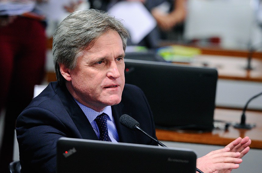 ComissÃ£o de EducaÃ§Ã£o, Cultura e Esporte (CE) realiza reuniÃ£o com 18 itens. Na pauta, o PLS 272/2017, que torna obrigatÃ³ria a catraca com controle biomÃ©trico para acesso em estÃ¡dios de futebol.  Em pronunciamento, Ã  bancada, senador DÃ¡rio Berger (MDB-SC).  Foto: Edilson Rodrigues/AgÃªncia Senado