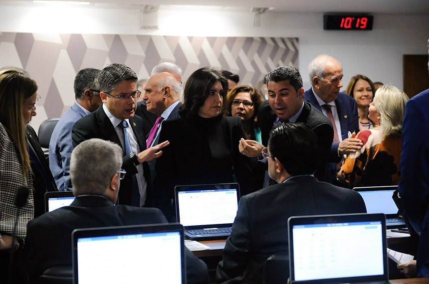 Comissão de Constituição, Justiça e Cidadania (CCJ) realiza reunião deliberativa para apreciação de indicados para compor o Conselho Nacional de Justiça (CNJ) e o Conselho Nacional do Ministério Público (CNMP). Também na pauta projetos que sustam flexibilização de posse de arma. Presidente da CCJ, senadora Simone Tebet (MDB-MS), conversa com parlamentares antes de iniciar reunião. Foto: Jane de Araújo/Agência Senado