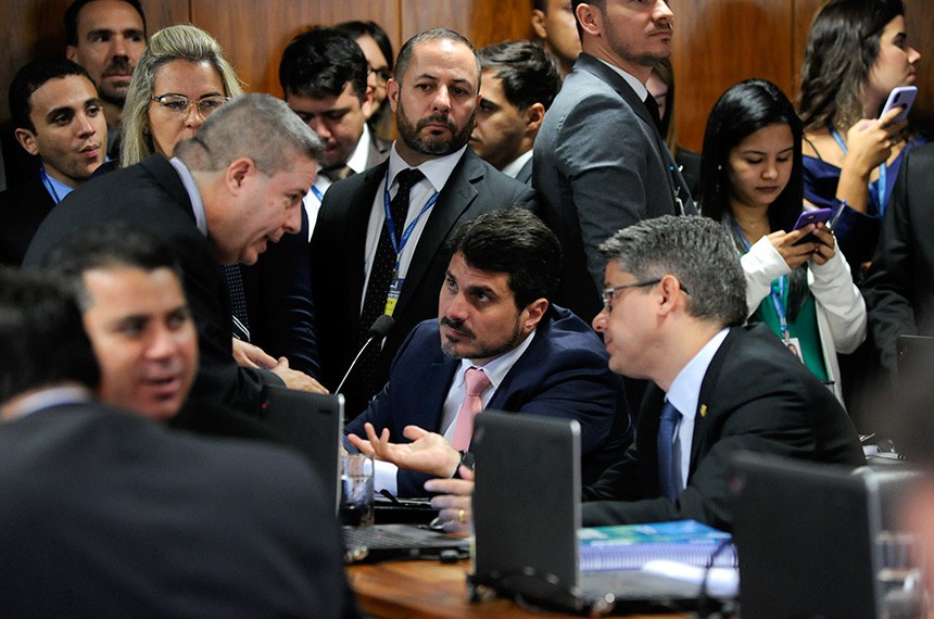 ComissÃ£o de ConstituiÃ§Ã£o, JustiÃ§a e Cidadania (CCJ) realiza reuniÃ£o para apreciaÃ§Ã£o de indicados para compor o Conselho Nacional de JustiÃ§a (CNJ) e para o Conselho Nacional do MinistÃ©rio PÃºblico (CNMP). TambÃ©m na pauta projetos que sustam flexibilizaÃ§Ã£o de posse de arma.  Bancada: senador Marcos RogÃ©rio (DEM-RO); senador Antonio Anastasia (PSDB-MG);  senador Marcos do Val (Cidadania-ES);   senador Alessandro Vieira (PPS-SE).  Foto: Jane de AraÃºjo/AgÃªncia Senado