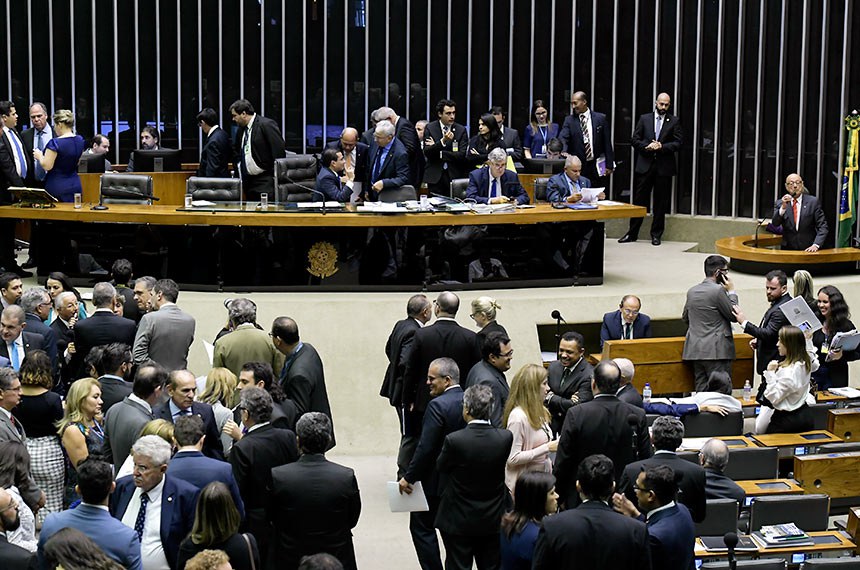 Plenário da Câmara dos Deputados durante sessão conjunta de senadores e deputados federais para analisar vetos presidenciais
