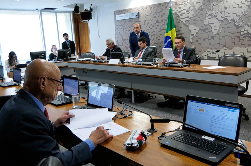 O relator do projeto sobre visto, Esperidião Amin (E), na reunião da CRE. À mesa, os senadores Major Olímpio, Marcos do Val e Flávio Bolsonaro