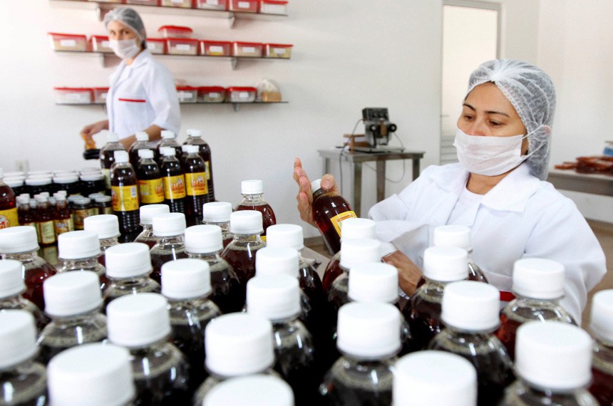 O governador Sim&atilde;o Jatene sancionou, no Pal&aacute;cio do Governo, o Estatuto Paraense da Microempresa e Empresa de Pequeno Porte, que assegura benef&iacute;cios como a amplia&ccedil;&atilde;o da participa&ccedil;&atilde;o do setor nas compras governamentais, facilidade no acesso ao cr&eacute;dito e est&iacute;mulo &agrave; inova&ccedil;&atilde;o e &agrave; educa&ccedil;&atilde;o empreendedora, al&eacute;m da simplifica&ccedil;&atilde;o de procedimentos.  