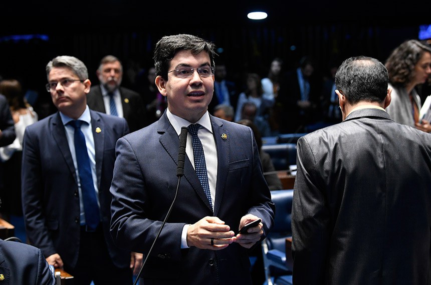 O líder da oposição, senador Randolfe Rodrigues, anunciou, após reunião de líderes, que o projeto será debatido e votado, primeiro, pela CCJ e, depois, analisado pelo Plenário