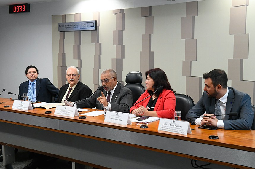 Participantes de audiência pública comandada pelo senador Paulo Paim (centro) lamentaram que Brasil não aproveite metais como ouro e prata presentes em resíduos eletrônicos, que são muito tóxicos