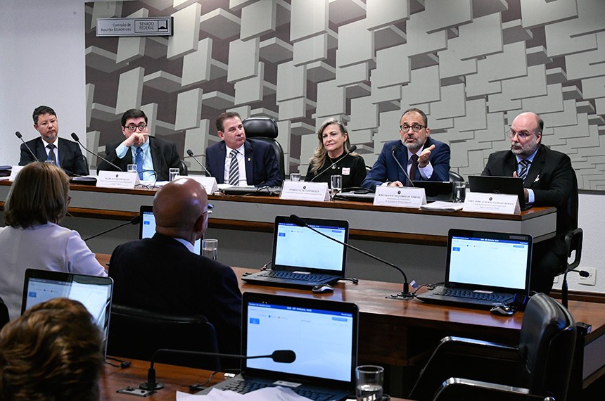Comiss&atilde;o de Assuntos Econ&ocirc;micos (CAE) realiza audi&ecirc;ncia p&uacute;blica interativa para tratar sobre a d&iacute;vida p&uacute;blica e seus desdobramentos na economia brasileira. Entre os convidados est&atilde;o representantes do Tribunal de Contas da Uni&atilde;o (TCU) e da Secretaria do Tesouro Nacional.  Mesa: diretor de Fiscaliza&ccedil;&atilde;o da D&iacute;vida P&uacute;blica, da Pol&iacute;tica Econ&ocirc;mica e da Contabilidade Federal da Secretaria de Macroavalia&ccedil;&atilde;o Governamental do Tribunal de Contas Uni&atilde;o (TCU), Alessandro Aur&eacute;lio Caldeira; diretor-executivo da Institui&ccedil;&atilde;o Fiscal Independente do Senado (IFI), Felipe Scudeler Salto; presidente eventual da CAE, senador Vanderlan Cardoso (PP-GO); coordenadora nacional da Auditoria Cidad&atilde; da D&iacute;vida, Maria L&uacute;cia Fattorelli; subsecret&aacute;rio da D&iacute;vida P&uacute;blica da Secretaria do Tesouro Nacional, Jos&eacute; Franco Medeiros de Morais; chefe do Departamento de Estat&iacute;sticas do Banco Central do Brasil, Fernando Alberto Sampaio Rocha.  Foto: Edilson Rodrigues/Ag&ecirc;ncia Senado