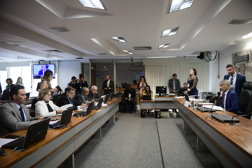 ComissÃ£o de Assuntos Sociais (CAS) realiza reuniÃ£o com 12 itens. Entre eles, o PL 2183/2019, que institui imposto para comercializaÃ§Ã£o de refrigerantes e bebidas aÃ§ucaradas.  Ã mesa, presidente da CAS, senador RomÃ¡rio (Pode-RJ), conduz reuniÃ£o.  Foto: Pedro FranÃ§a/AgÃªncia Senado