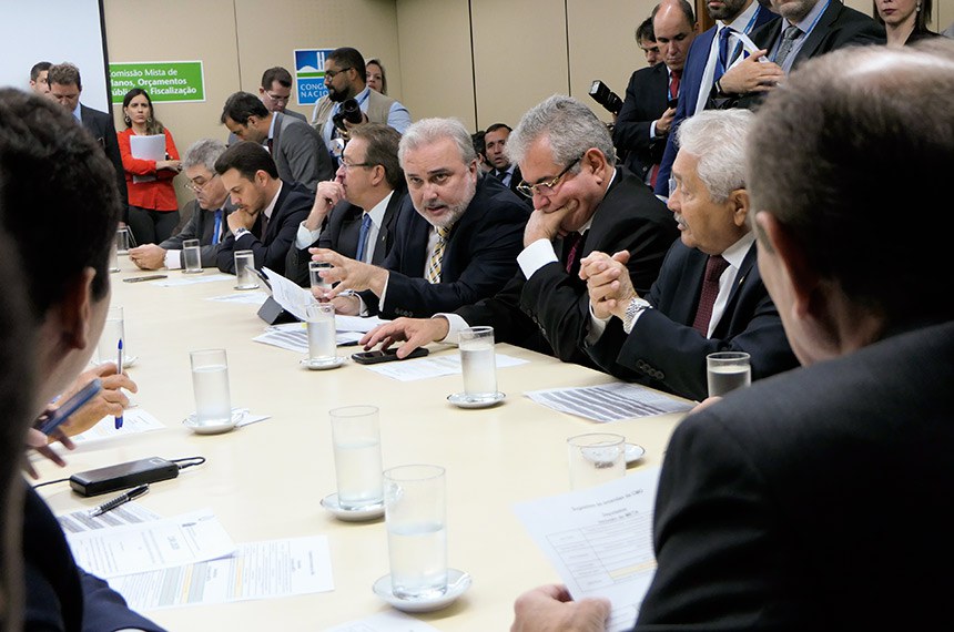 Jean Paul Prates (4º à esq.) foi autor de uma das emendas da Comissão de Orçamentos