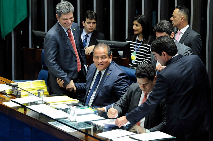 Eduardo Gomes (C), autor da proposta, recebe cumprimento de Rogério Carvalho