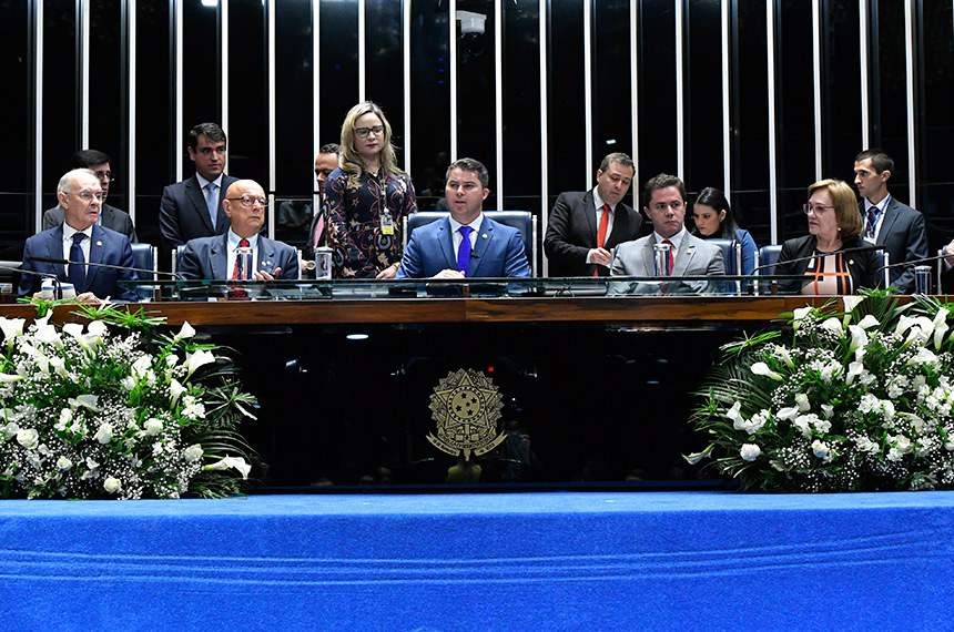 O senador Marcos Rogério (C) preside a cerimônia, ao lado de Arolde de Oliveira, Esperidião Amin, Veneziano Vital do Rêgo e Zenaide Maia