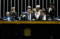 Davi Alcolumbre lê requerimento de criação da CPMI das Fake News