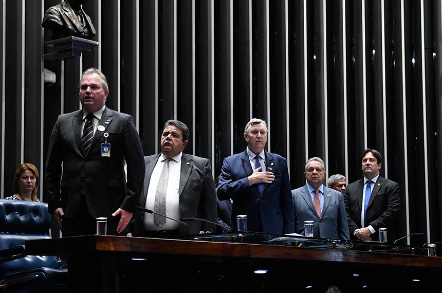 O senador Luis Carlos Heize (C) preside a sessão solene com Fernando Schwanke, Márcio Freitas, Roberto Rodrigues e Paulo Sérgio Neves de Souza 