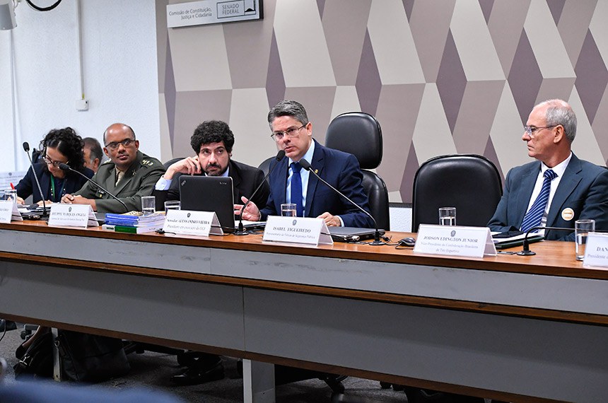 O senador Alessandro Vieira, relator do "PL das Armas", quer ouvir sociedade civil antes de elaborar o texto. Ele observou que há maior tolerância com relação à posse de armas e menor, com relação ao porte