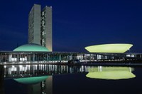 Cúpula do Senado é iluminada de verde para alertar sobre câncer de cabeça e pescoço