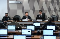 Greenwald diz que não teme perseguição e que publicação de mensagens continuará