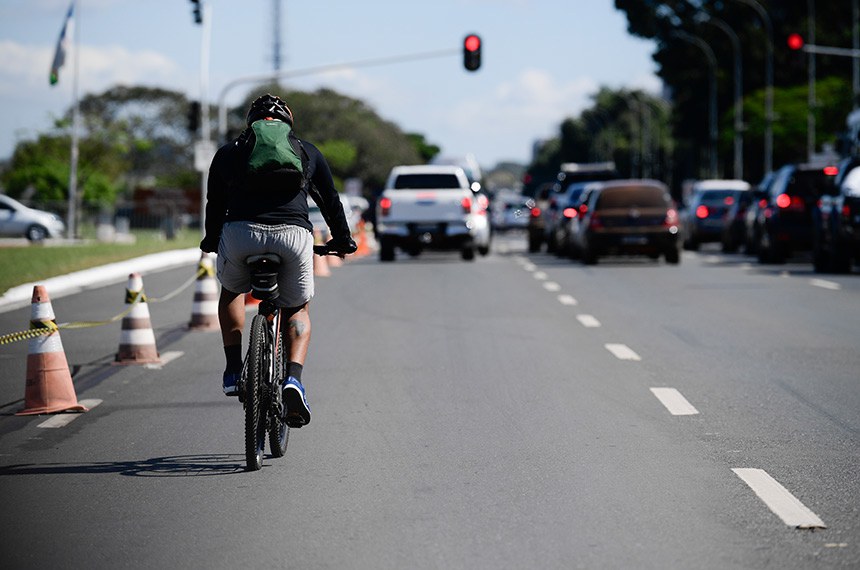 Ciclista enfrenta o trânsito em meio aos carros em Brasília: senadora Leila Barros quer mais integração dos modais de transporte e ampliação da infraestrutura e da proteção para quem opta pela bicicleta