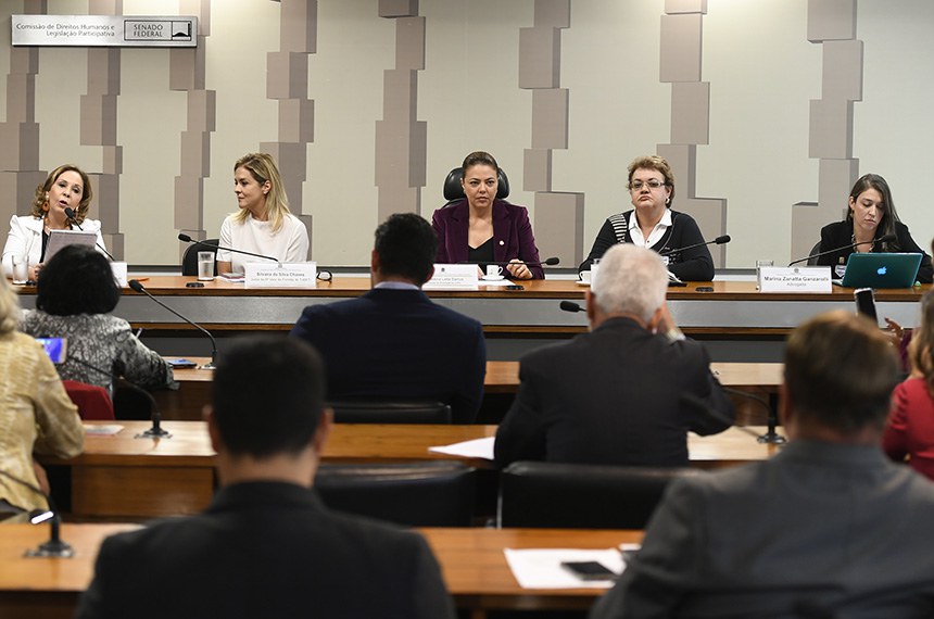 A relatora do projeto que revoga a Lei da Alienação Parental, senadora Leila Barros (ao centro), quer aprofundar a discussão entre especialistas, antes de fazer seu parecer