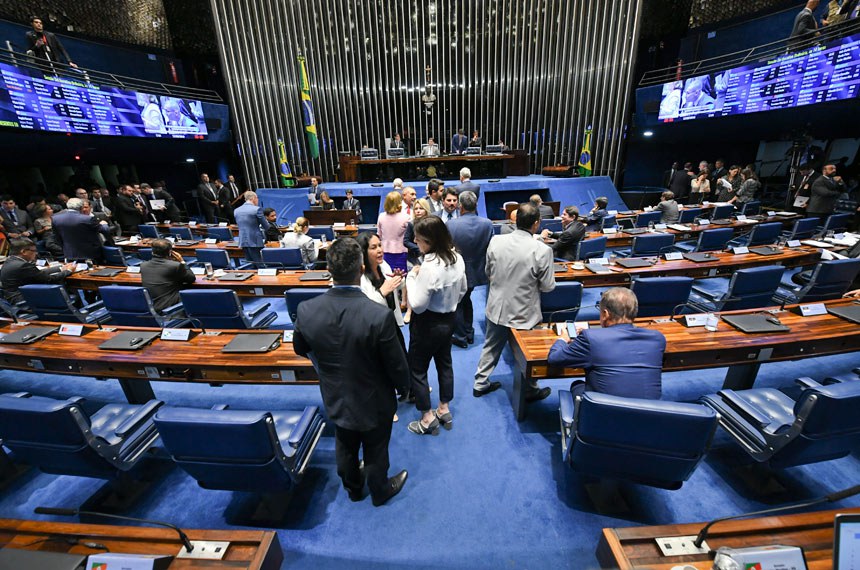 Senadores dialogam durante Ordem do Dia em de 12 de março: foram 41 sessões deliberativas, com pauta de votação de propostas e projetos, a maioria de autoria dos próprios parlamentares