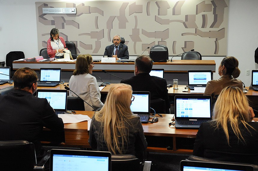 Comissão de Direitos Humanos e Legislação Participativa (CDH) realiza reunião com 37 itens. Entre eles, o PLS 195/2011, que torna obrigatória a disponibilidade de veículos adaptados para o aprendizado de pessoas com deficiência física nas instituições de formação de condutores que especifica. À mesa, presidente da CDH, senador Paulo Paim (PT-RS), conduz sessão. Bancada: senadora Leila Barros (PSB-DF); senador Flávio Arns (Rede-PR); senadora Zenaide Maia (Pros-RN). Foto: Roque de Sá/Agência Senado