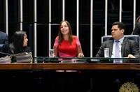 Mara e Davi inauguram rampa de acesso à Mesa do Plenário