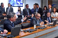 CAS quer ouvir Mandetta sobre suspensão de contratos com laboratórios de remédios gratuitos