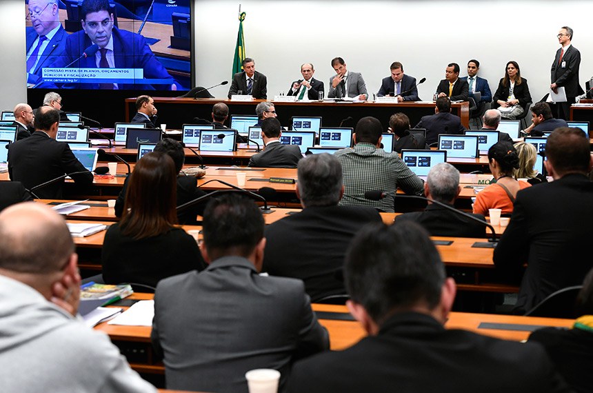 Comissão Mista de Planos, Orçamentos Públicos e Fiscalização (CMO) realiza reunião com 6 itens. Na pauta, o PLN 5/2019, que trata da Lei de Diretrizes Orçamentárias (LDO) de 2020. Mesa: primeiro vice-presidente da CMO, deputado Dagoberto Nogueira (PDT-MS); presidente da CMO, senador Marcelo Castro (MDB-PI); secretário da comissão; relator do Projeto de Lei de Diretrizes Orçamentárias (LDO), deputado Cacá Leão (PP-BA). Foto: Marcos Oliveira/Agência Senado