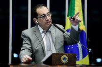 Salário de funcionários públicos é alto demais para realidade do país, diz Kajuru